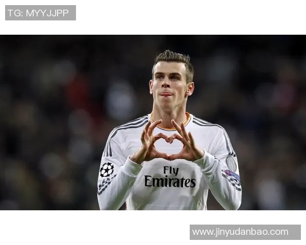 足球明星手持时尚包包真实照片展现个性与魅力