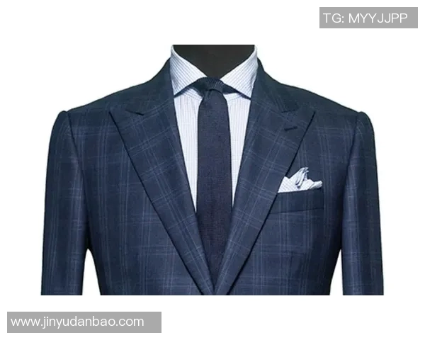 翻驳领衬衫与足球明星的时尚碰撞与运动精神的完美融合 翻驳领衬衫与足球明星的时尚碰撞与运动精神的完美融合